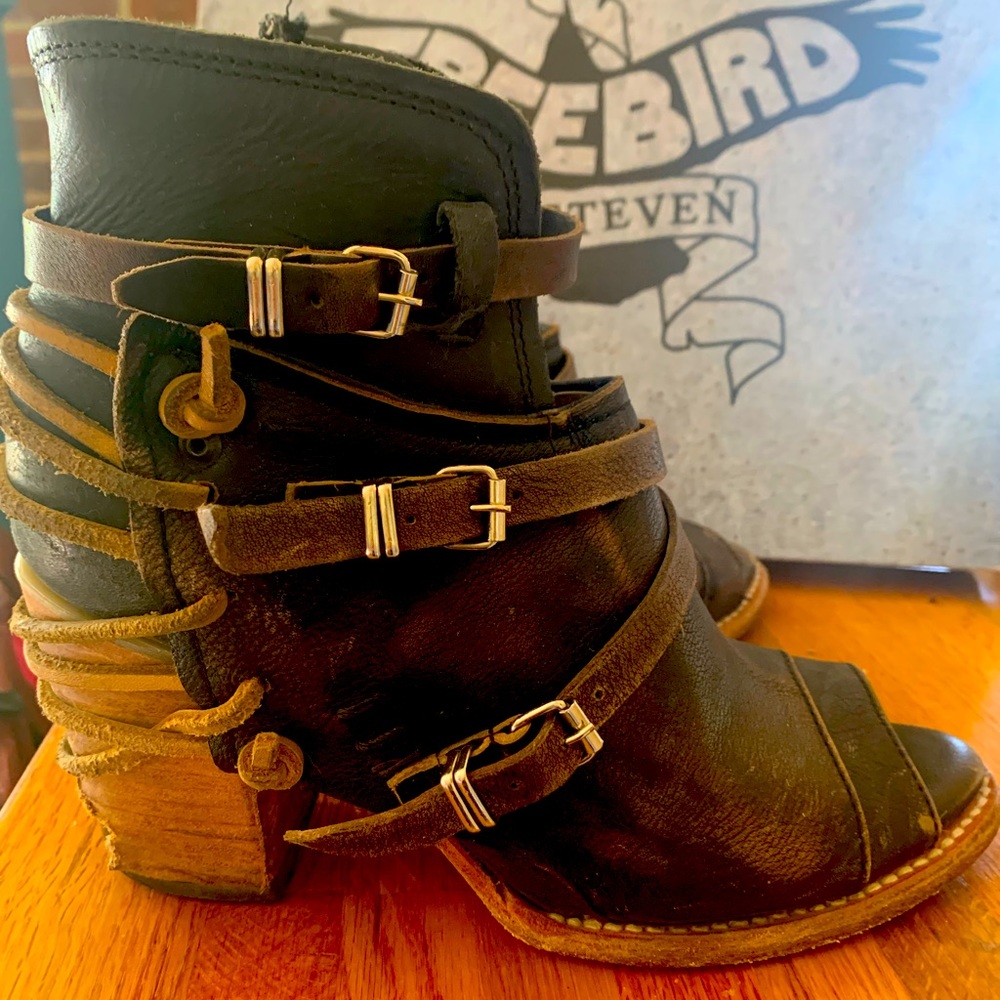 Freebirds in great condition with some worn areas that you can see in pictures.